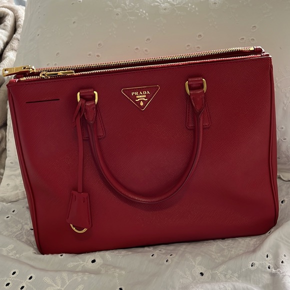 Prada saffiano M size on red..comes with dust bag,card, strap.. - Picture 7 of 7